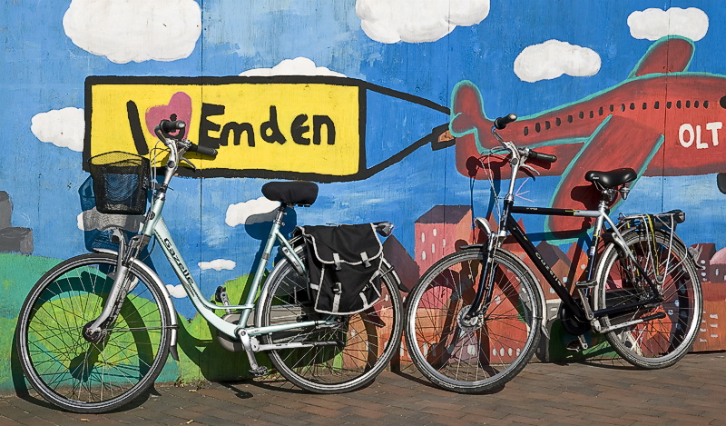 Versch2D35_5877 als Smart-Objekt-1.jpg - In ganz Emden wimmelt es nur so von Fahrradfahrern.   Man muß sich immer auf den Radverkehr  konzentrieren, das ist für uns Wuppertaler wegen fehlender Radwege und steilen Straßen stark gewöhnungsbedürftig.